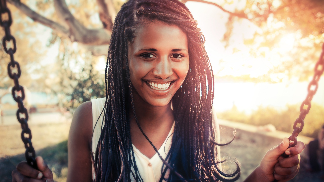 Красивая улыбающаяся девушка с косичками