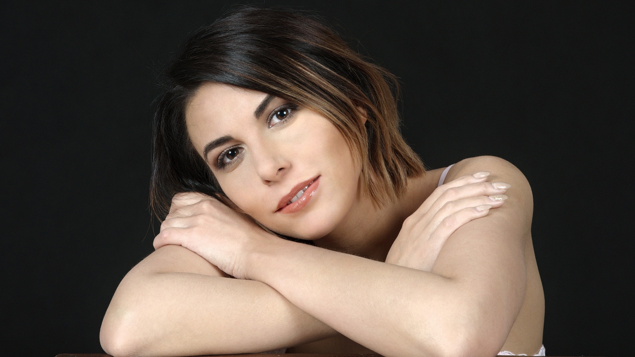 Карие глаза красивой девушки на черном фоне