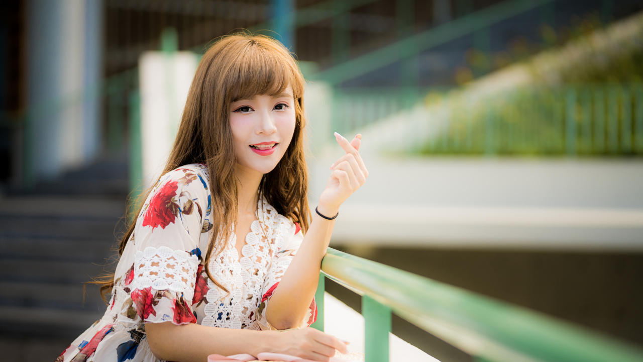Милая улыбающаяся азиатка в платье 