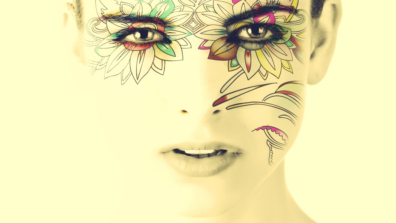 Рисунок на лице у девушки на белом фоне