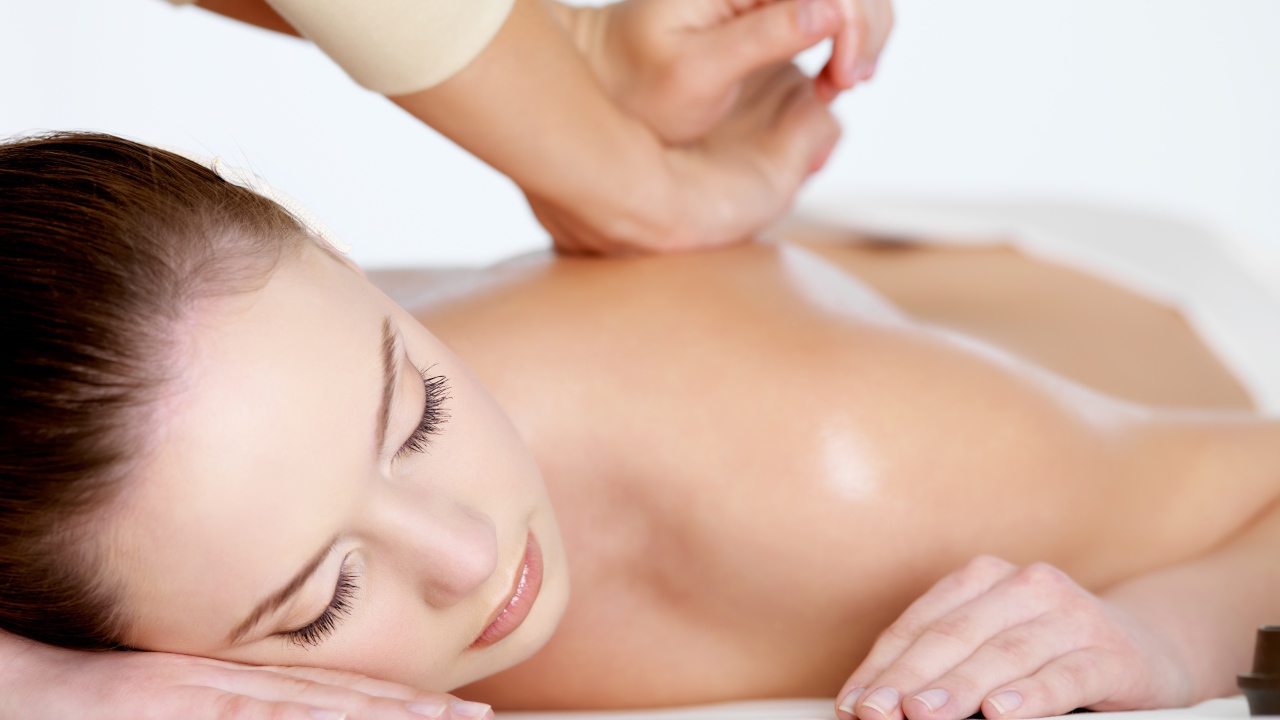 Девушке делают массаж 