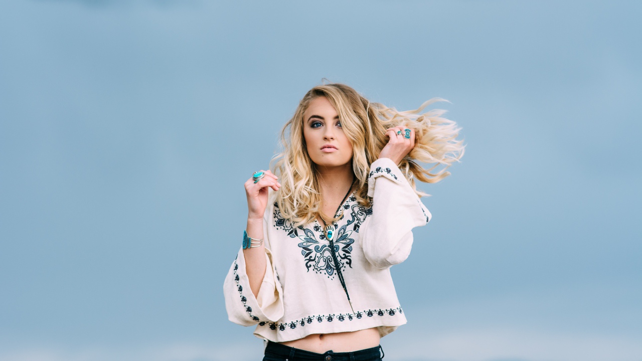 Девушка в красивой рубашке на фоне неба 