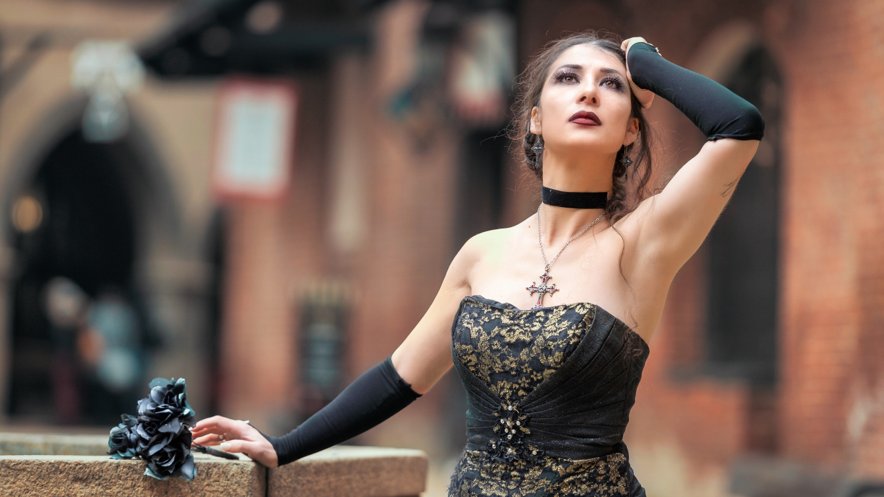 Девушка в черном готическом платье с букетом черных роз 