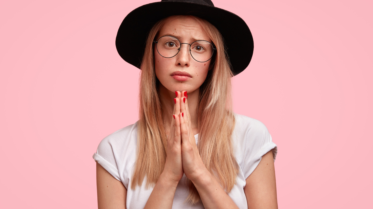 Девушка в черной шляпе умоляет о прощении 