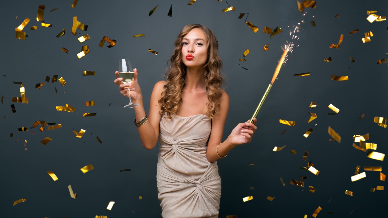 Девушка в коротком платье отмечает праздник 