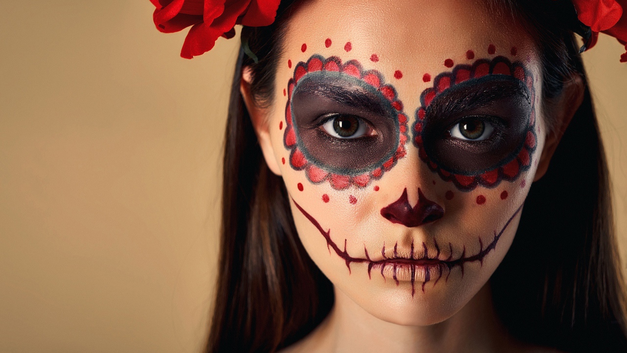 Девушка с маской из гримма на лице