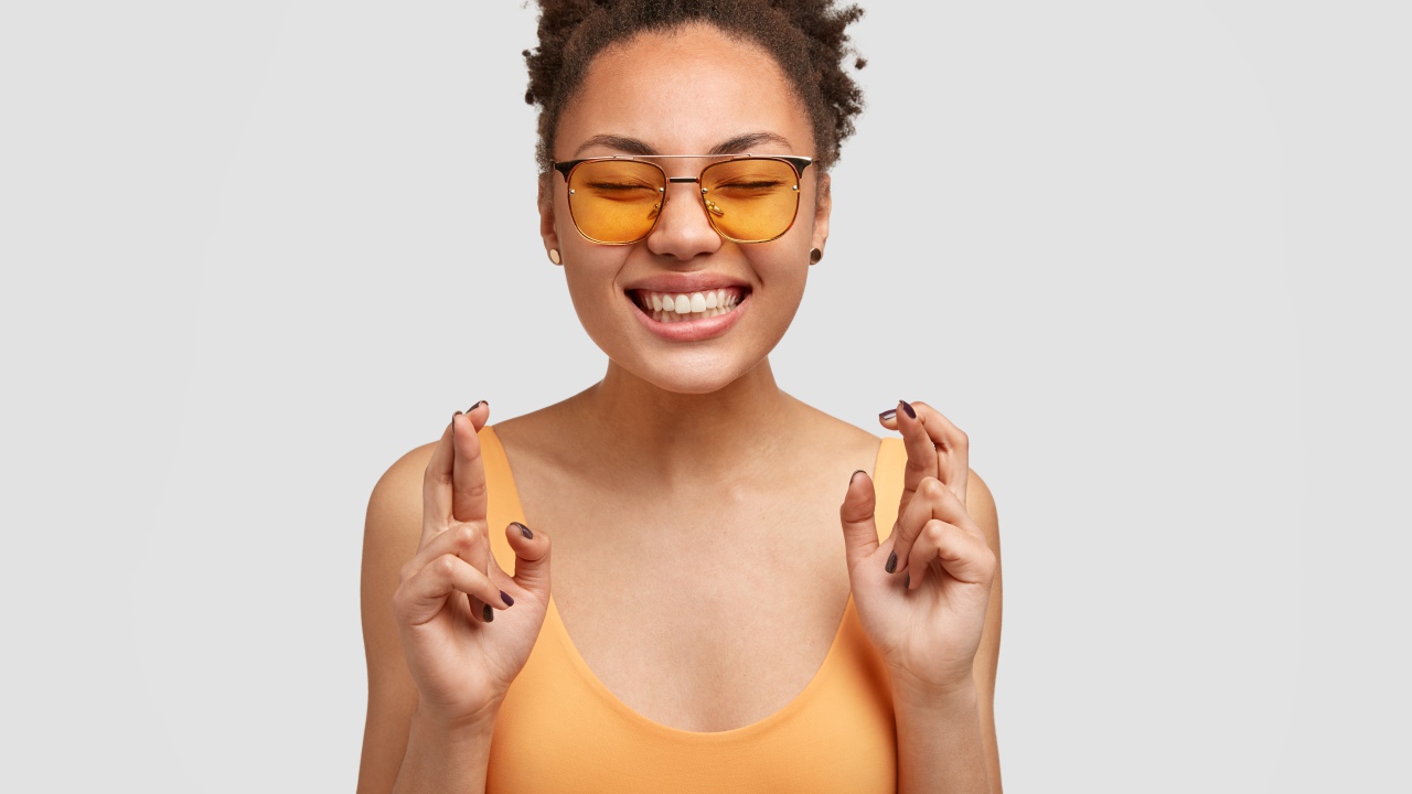 Девушка в очках загадывает желание 