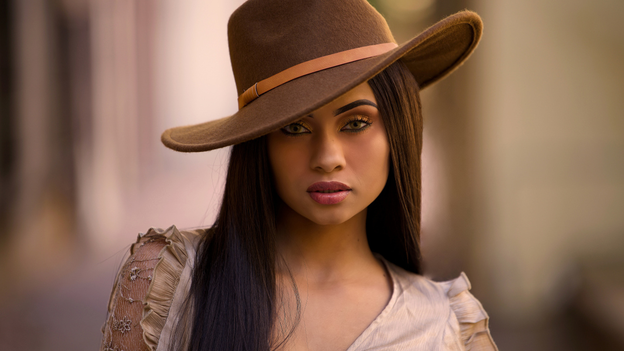 Длинноволосая шатенка в шляпе