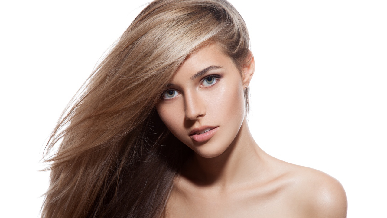 Настоящая молодая девушка блондинка с длинными волосами