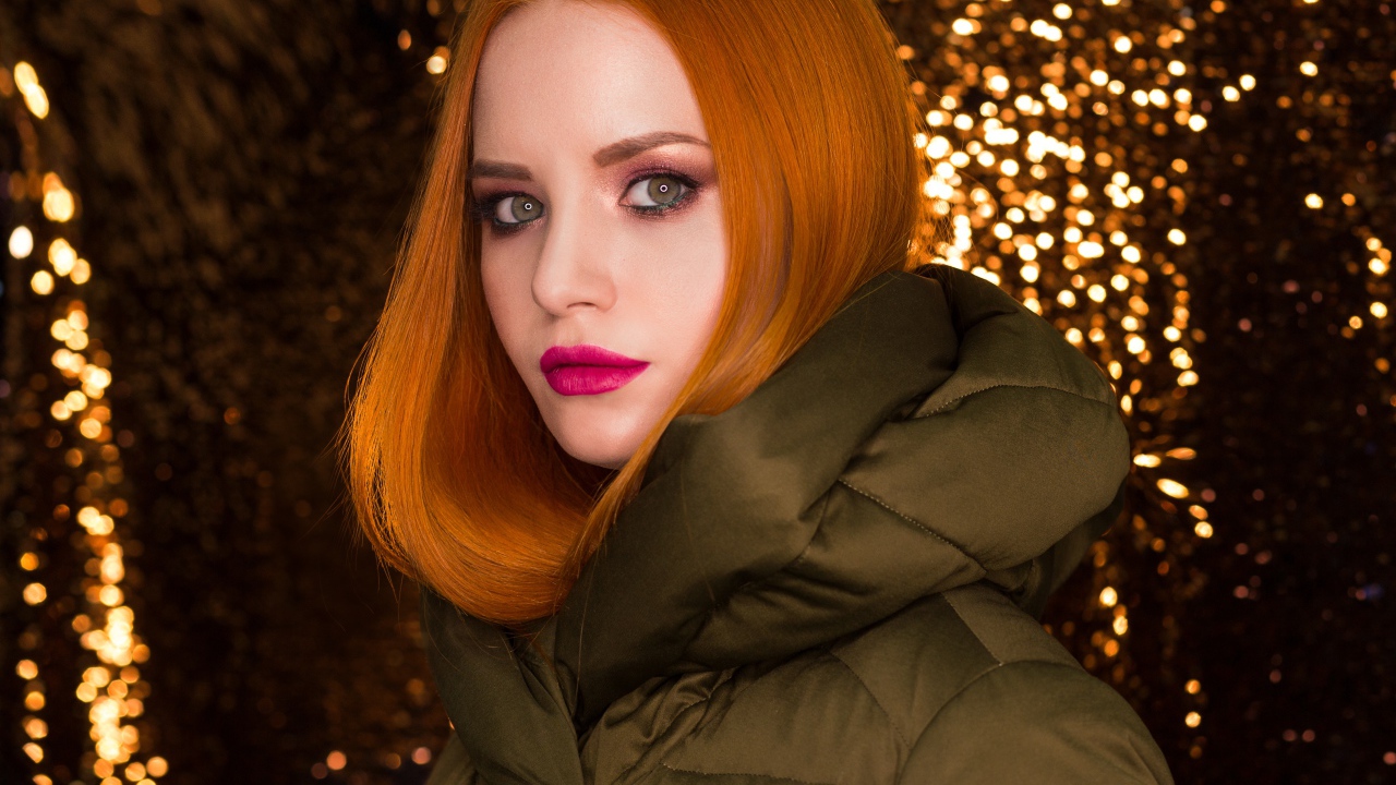 Рыжеволосая девушка на золотистом фоне 