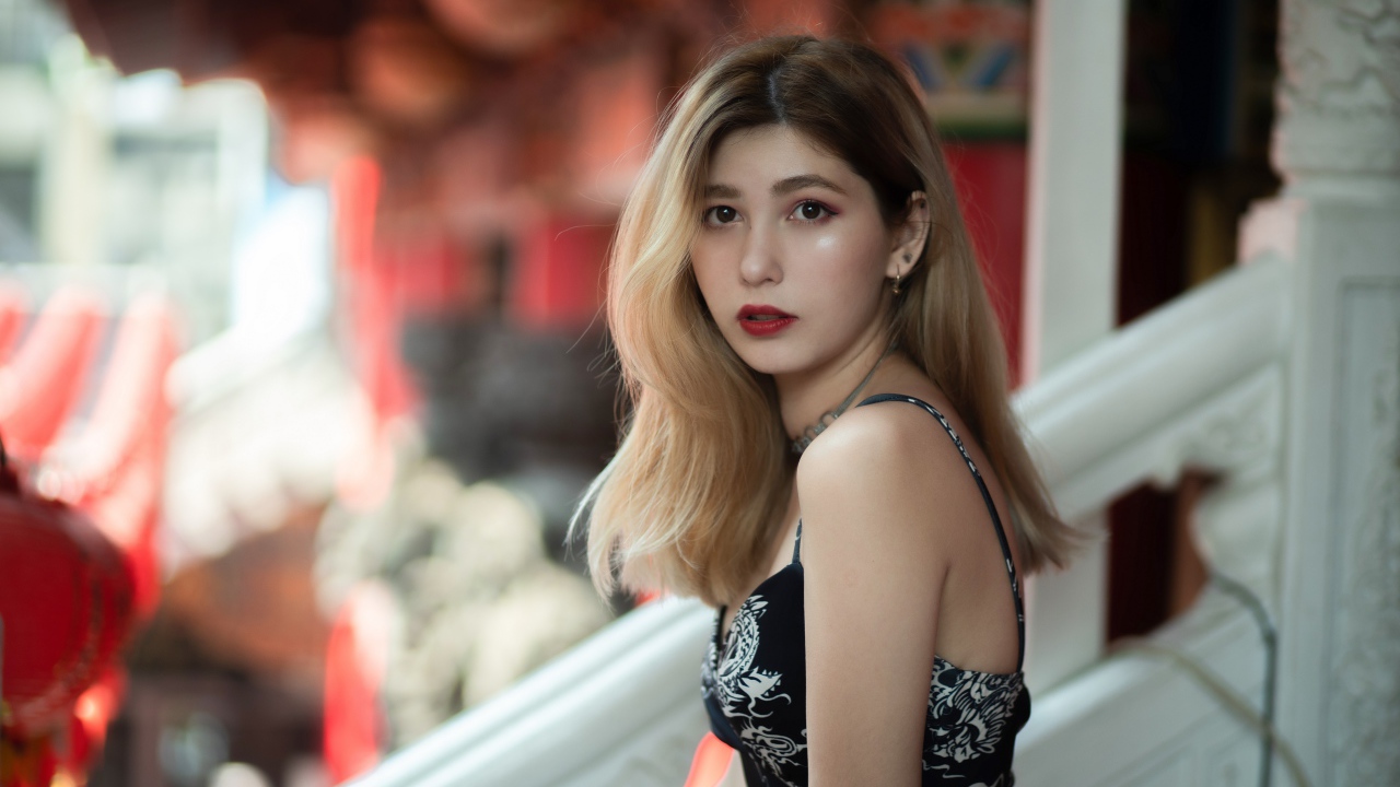 Грустный взгляд молодой стройной девушки