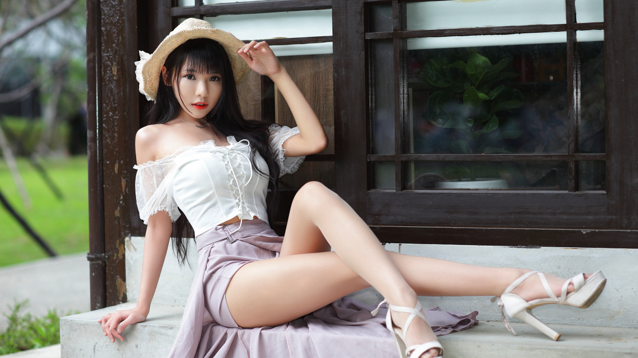 Стройная азиатка с длинными ногами у окна 