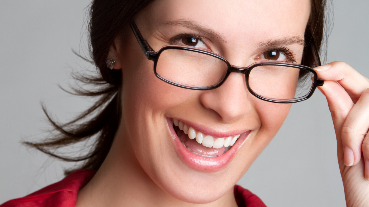 Улыбающаяся деловая женщина в очках