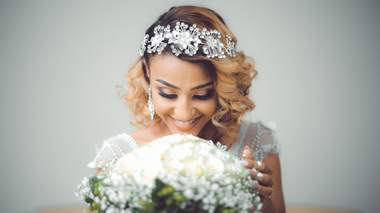 Улыбающаяся девушка невеста с букетом цветов 