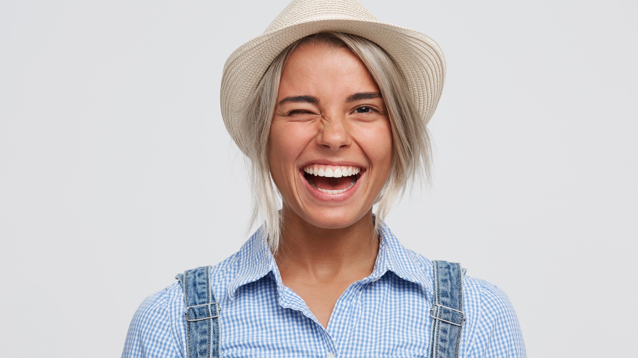 Улыбающаяся девушка фермер в шляпе 