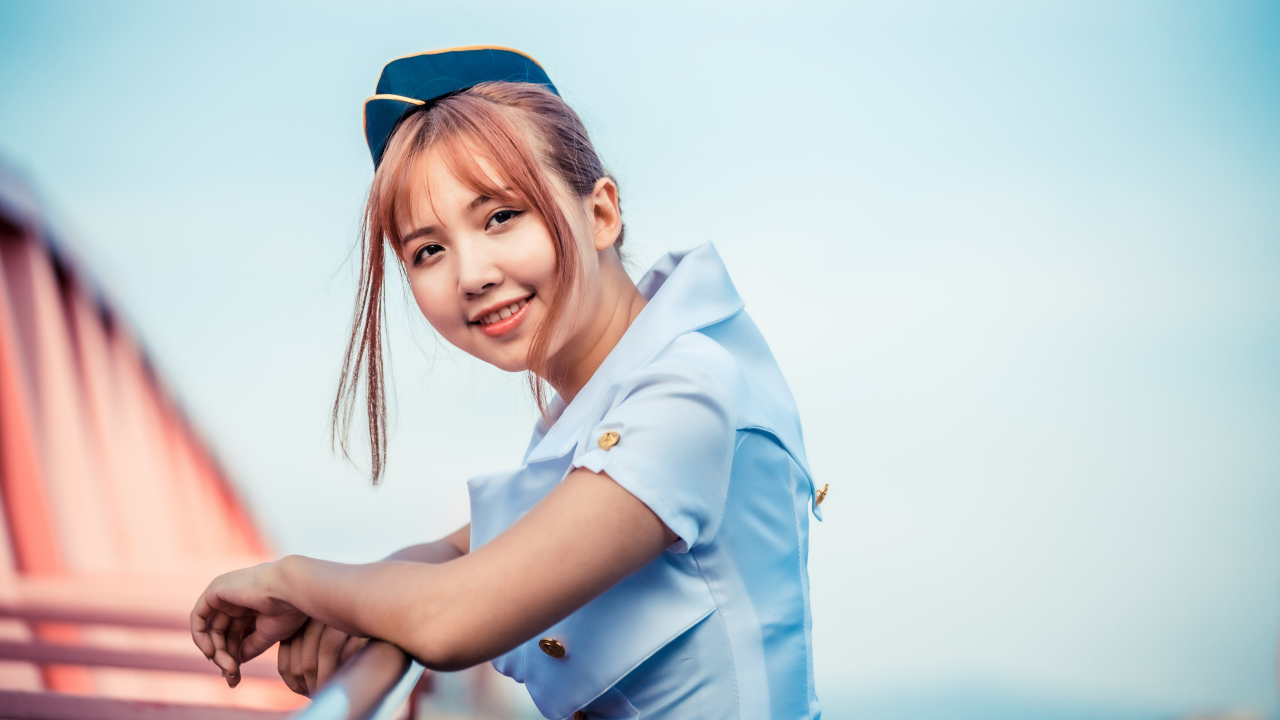 Девушка стюардесса в синей рубашке 