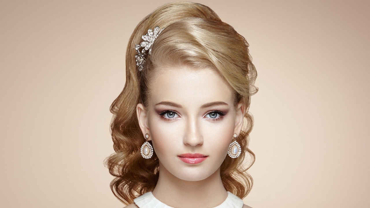 Нежная красивая светловолосая девушка с дорогими украшениями