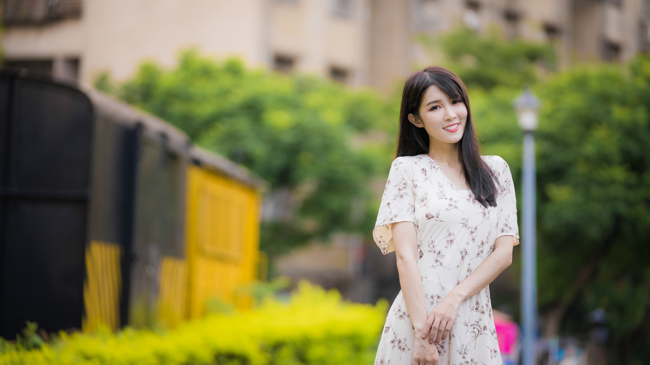 Нежная улыбающаяся азиатка в красивом платье 