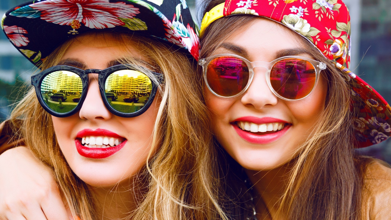 Две улыбающиеся девушки в солнечных лучах