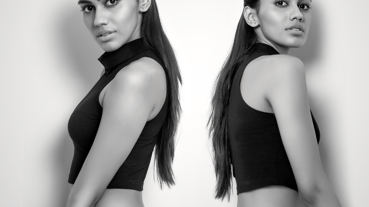 Две девушки сестры - близняшки черно -белое фото 