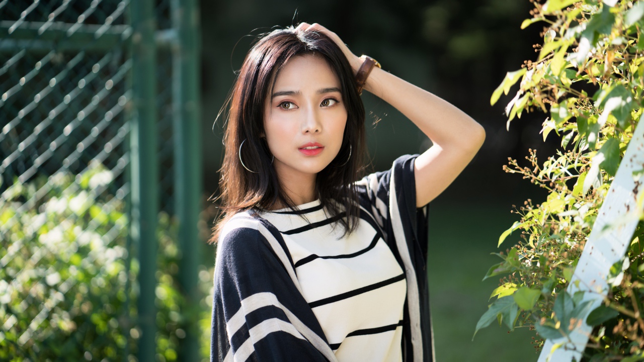 Молодая девушка азиатка с часами на руке