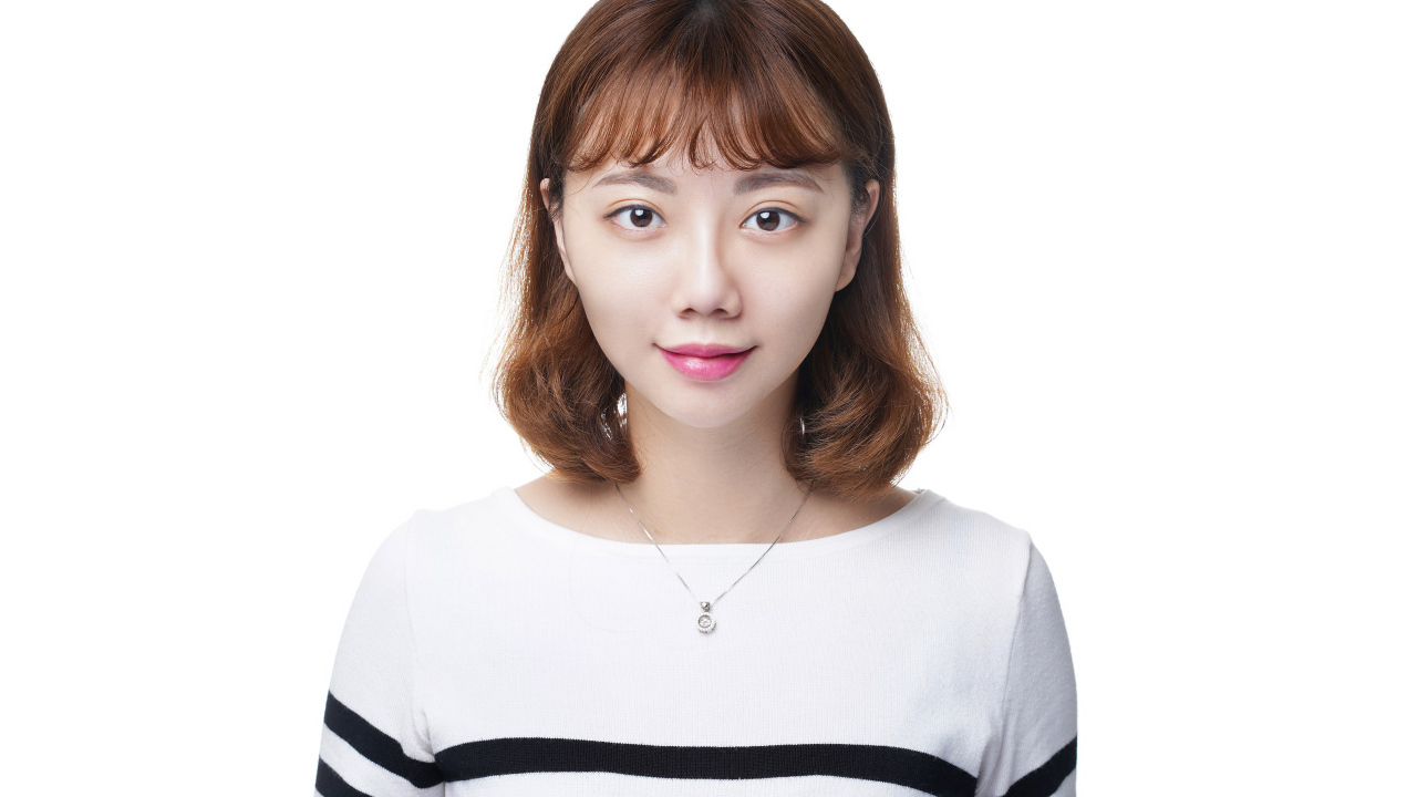 Молодая азиатка в свитере на белом фоне