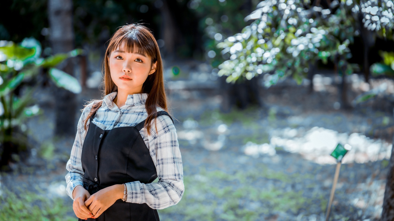 Молодая девушка в черном сарафане и рубашке 