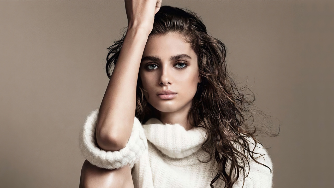 Американская супермодель Тейлор Хилл в белом свитере