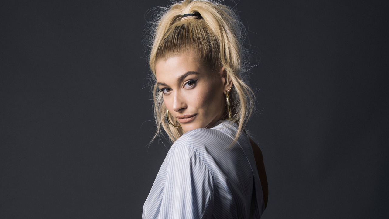 Красивая блондинка, американская модель Хейли Болдуин на сером фоне