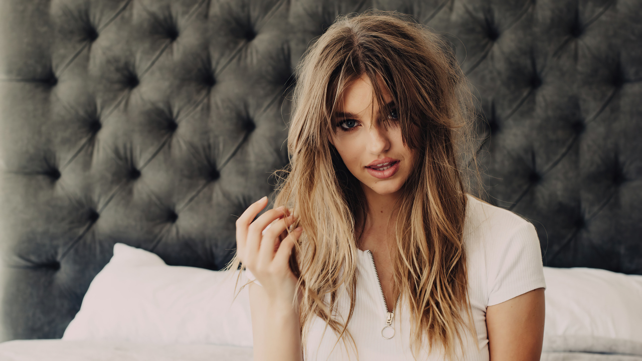 Красивая модель Оливия Брауэр сидит на диване