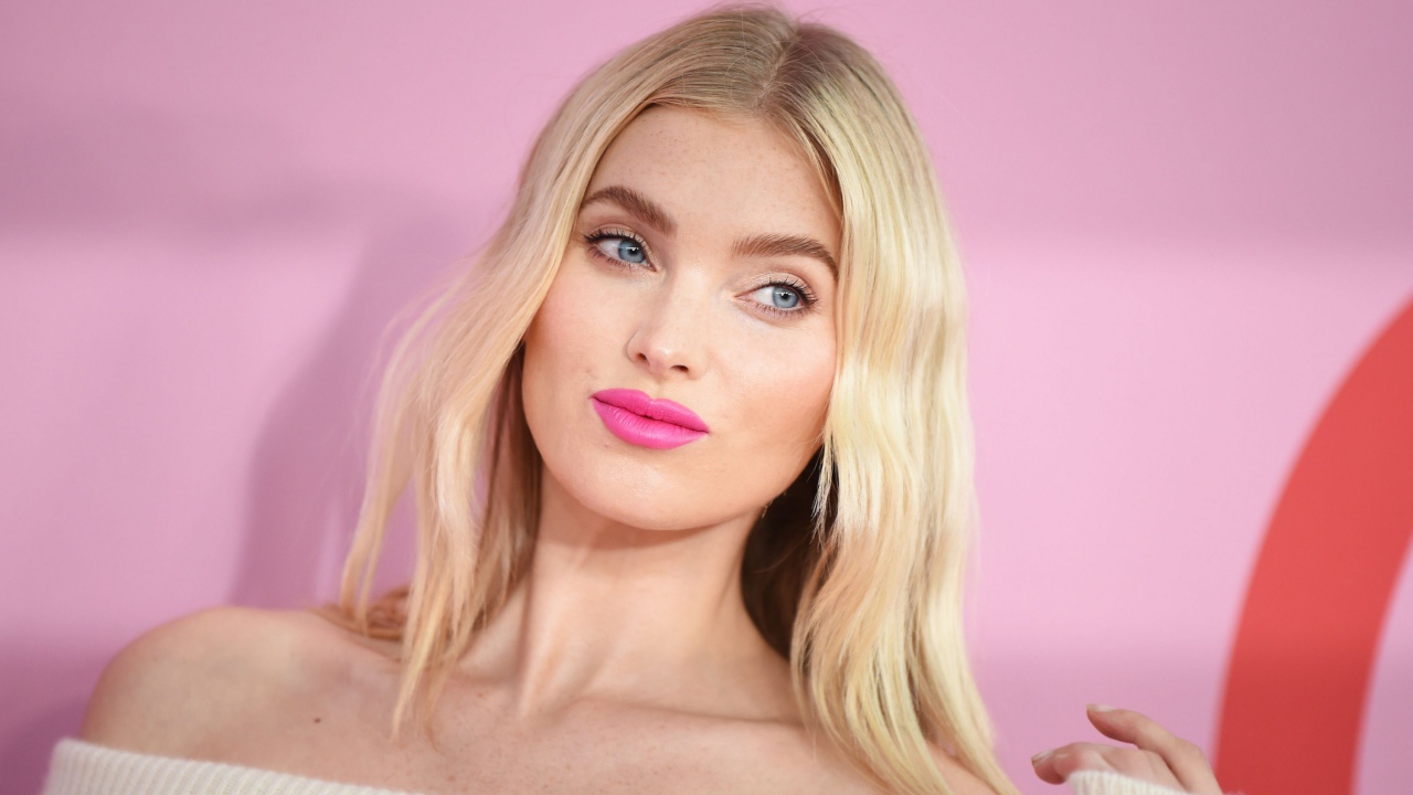 Красивая шведская топ модель Эльза Хоск на розовом фоне