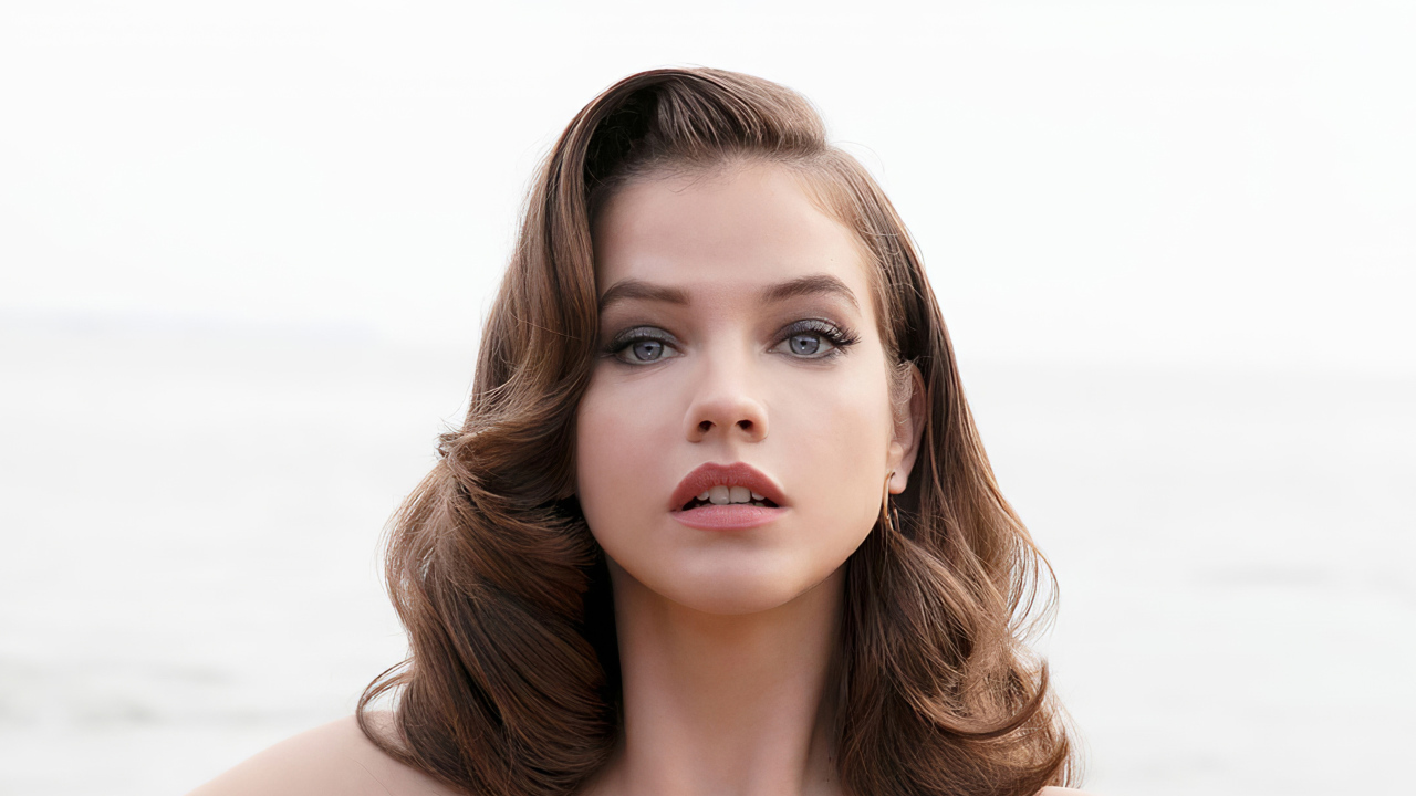 Красивая нежная девушка модель Барбара Палвин на белом фоне