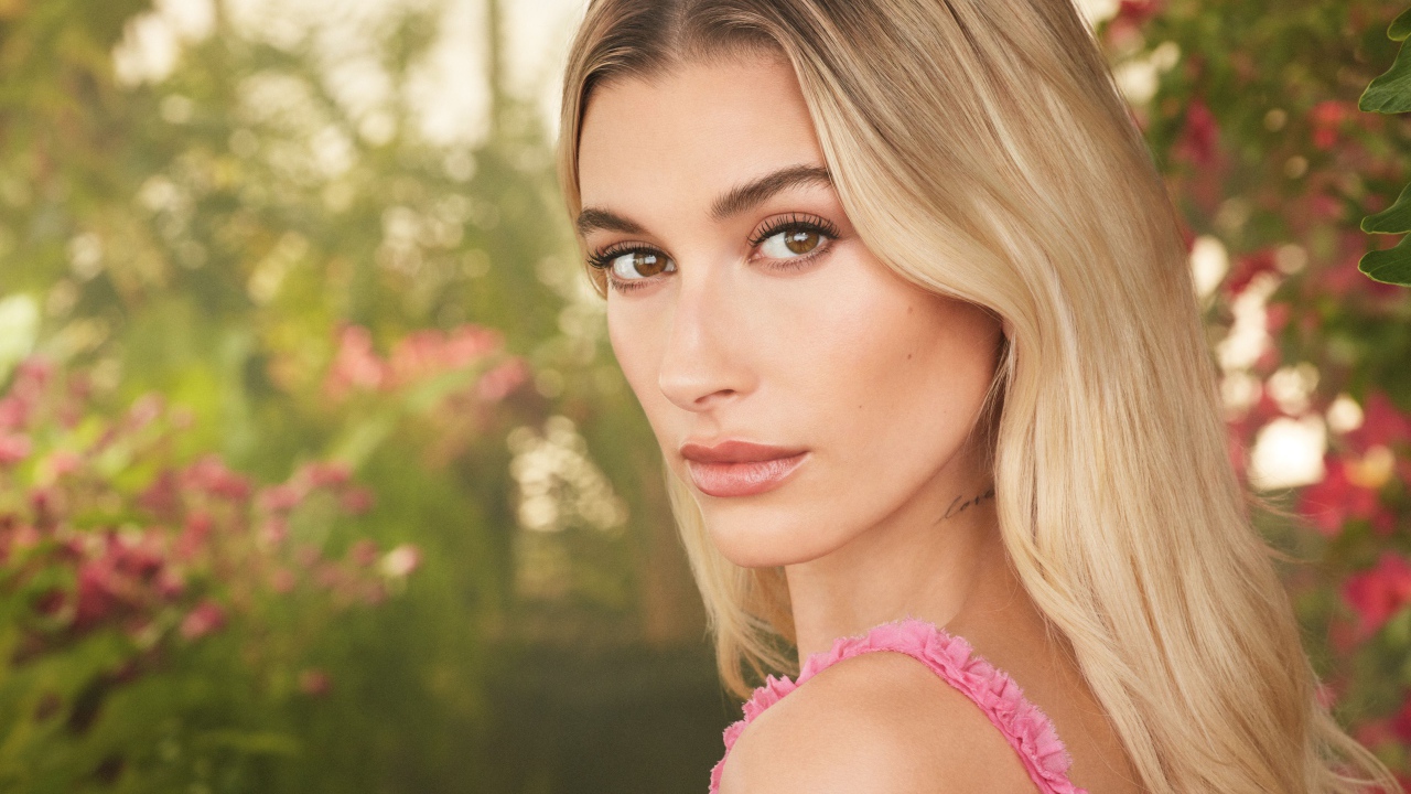 Милая кареглазая девушка модель Хейли Болдуин