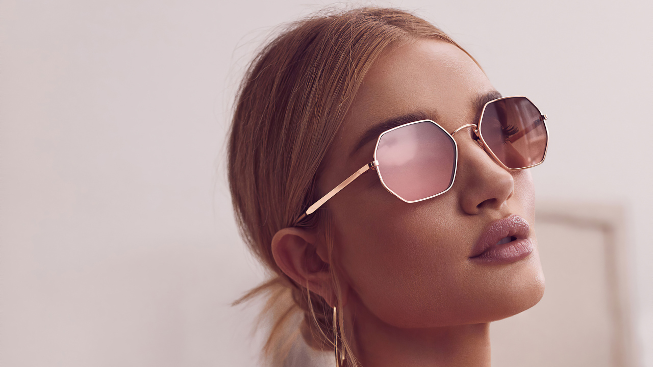 Модель Роузи Хантингтон-Уайтли в очках крупным планом