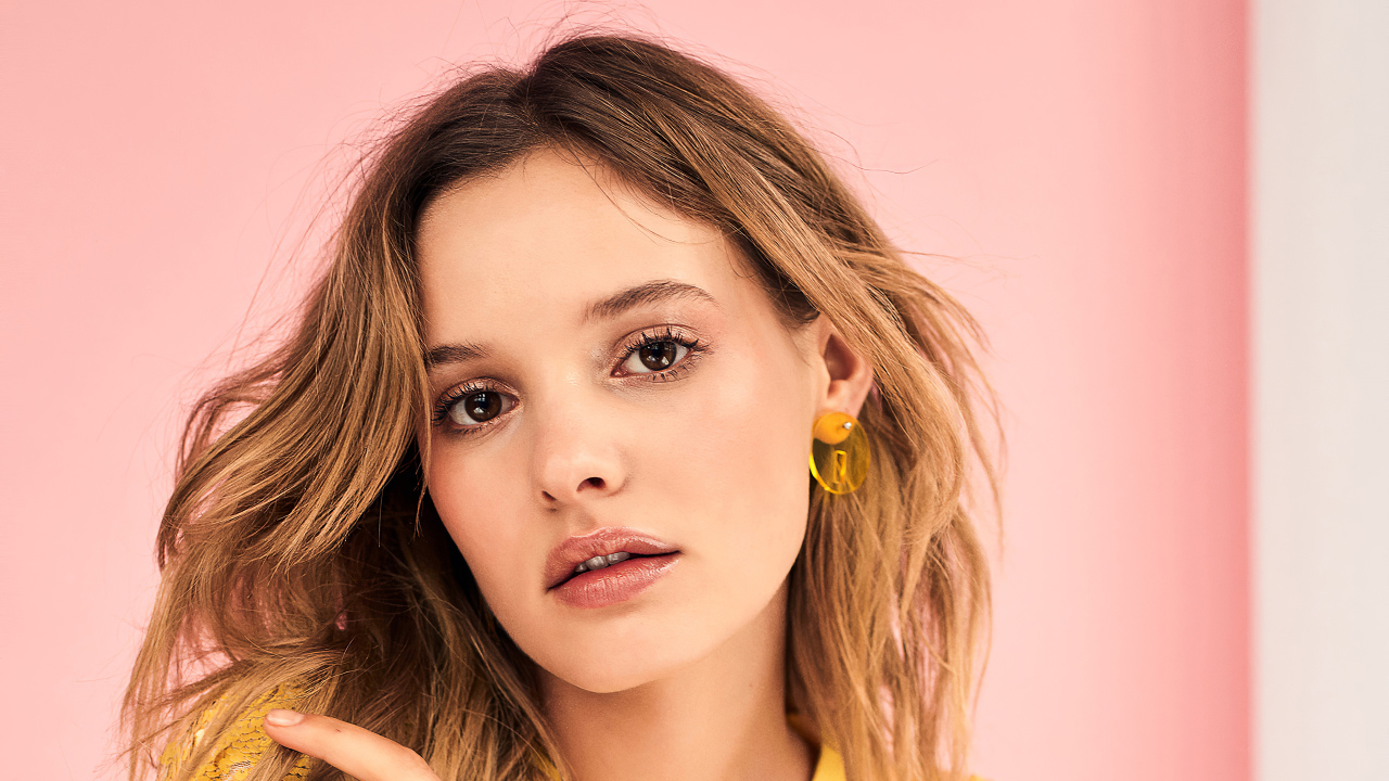 Модель Пейдж Рейфлер на розовом фоне