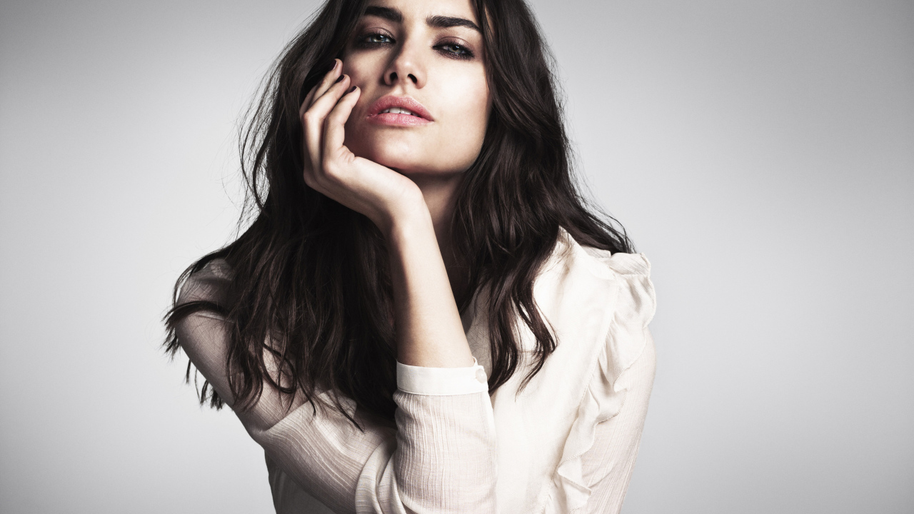 Южноафриканская модель Лорен Меллор на сером фоне