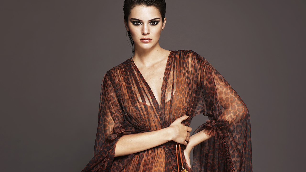 Супермодель Кендалл Дженнер в леопардовом платье на сером фоне