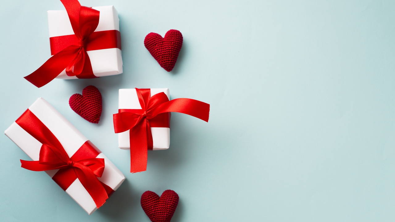 Подарки с красными сердечками на голубом фоне
