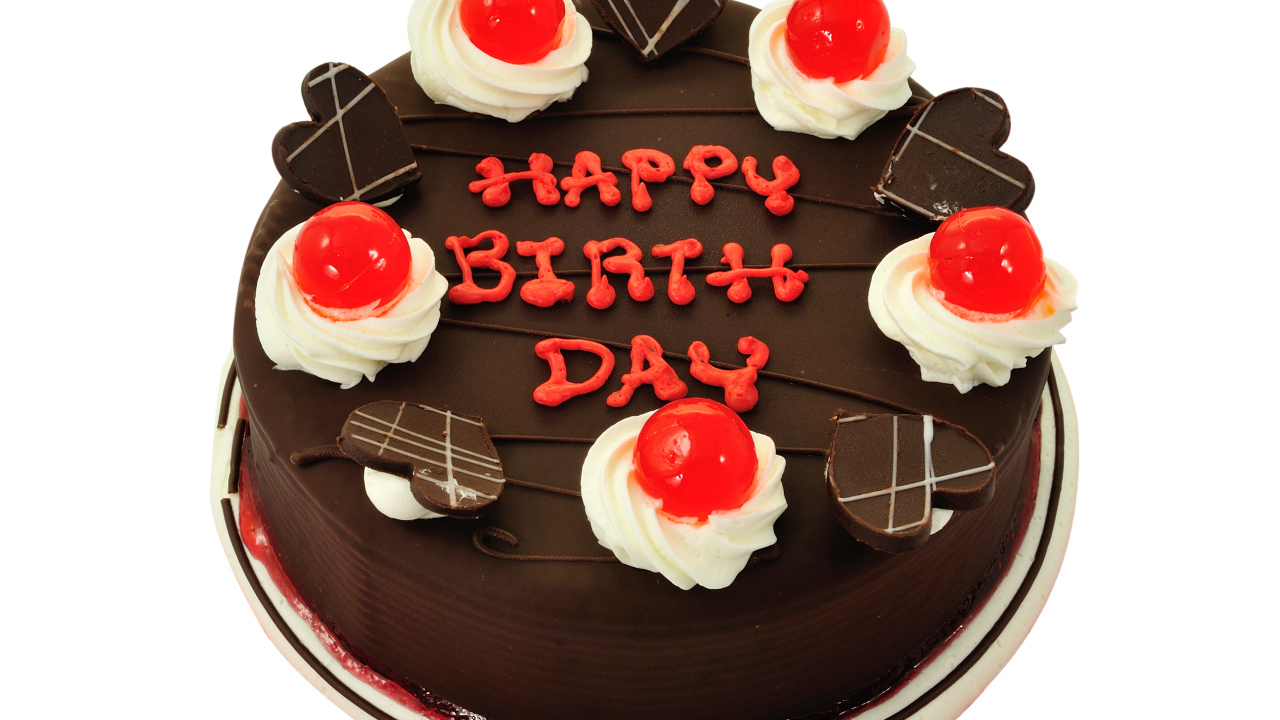 Большой торт с шоколадом на День Рождения на белом фоне