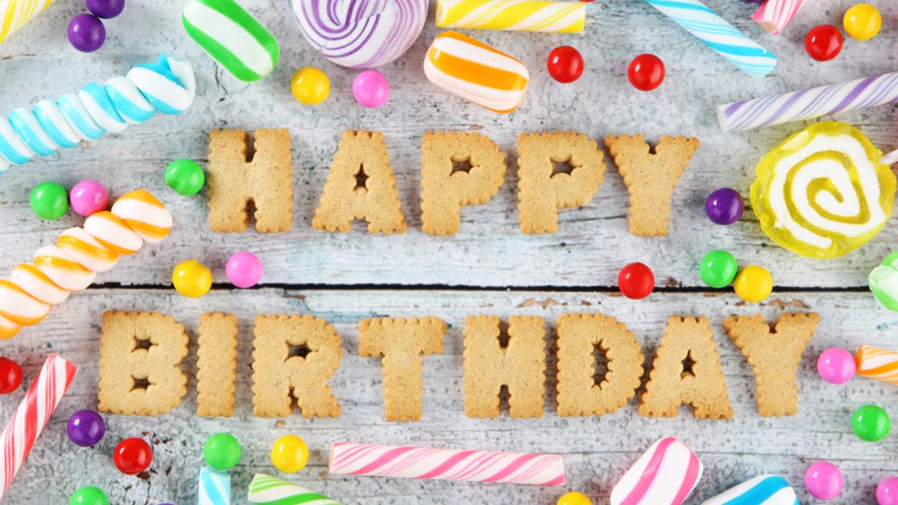 Печенье и конфеты на столе на День Рождения