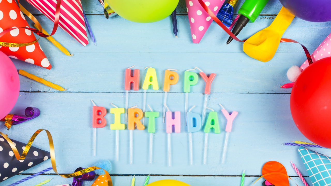 Праздничные свечи на синем столе ко дню рождения 