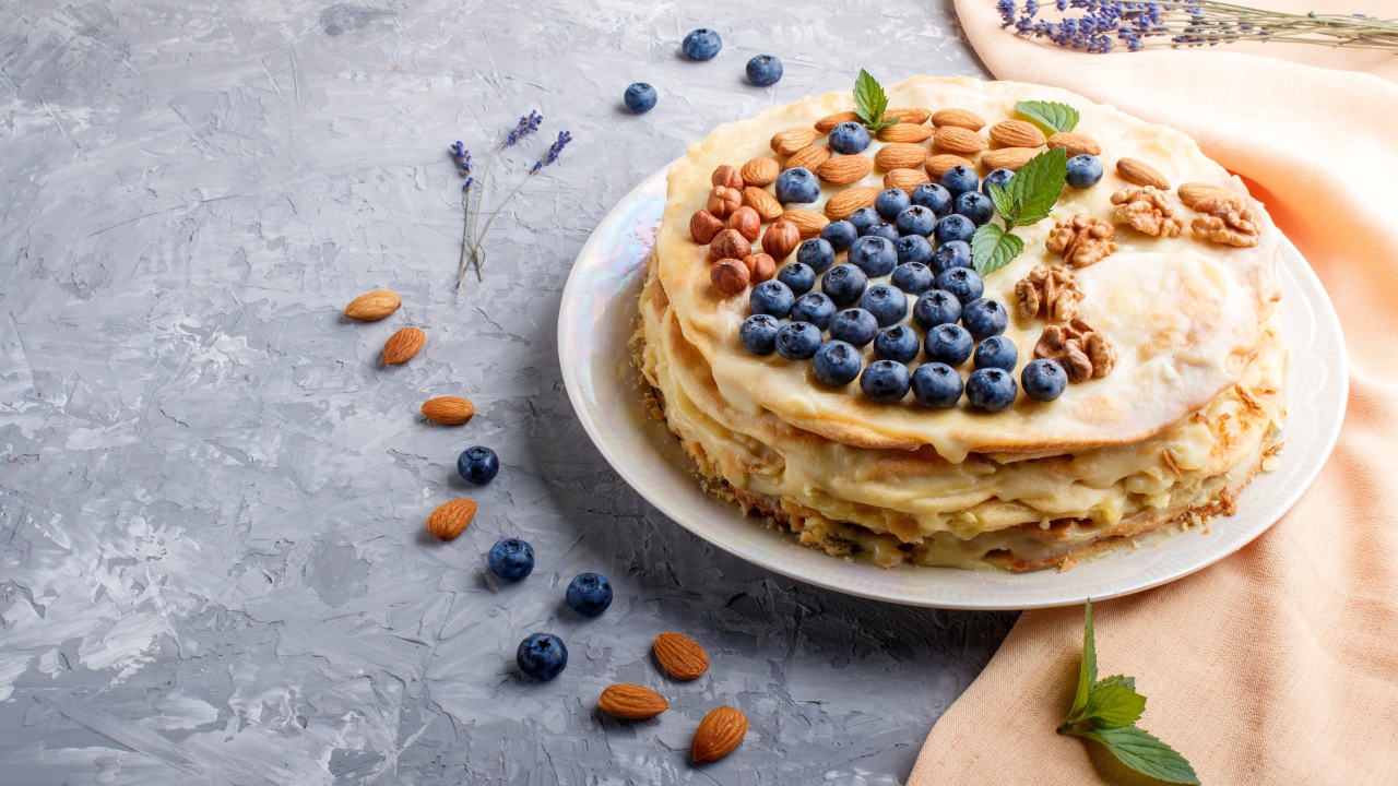 Торт из блинов с орехами и ягодами черники на Масленицу 2020