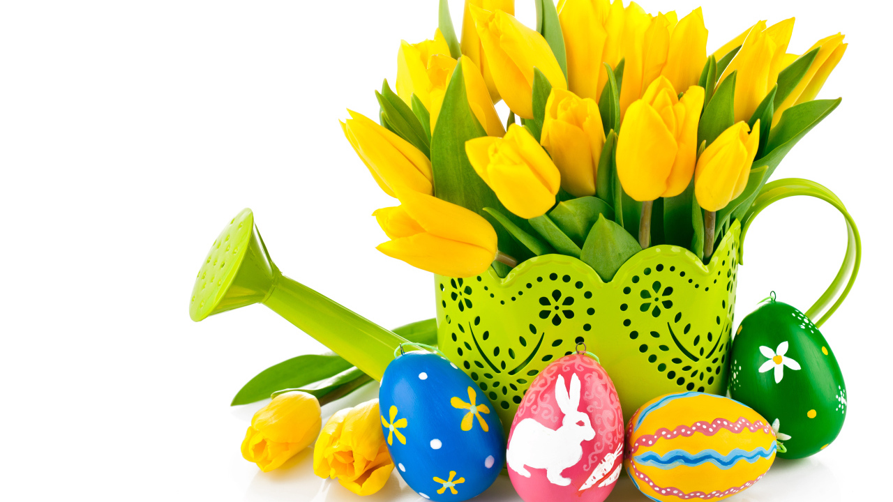 Букет желтых тюльпанов на белом фоне с пасхальными яйцами
