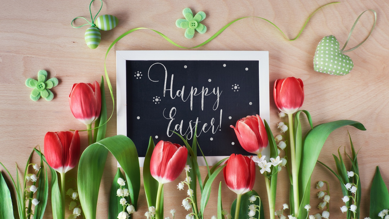 Надпись Счастливой Пасхи на столе с букетом тюльпанов