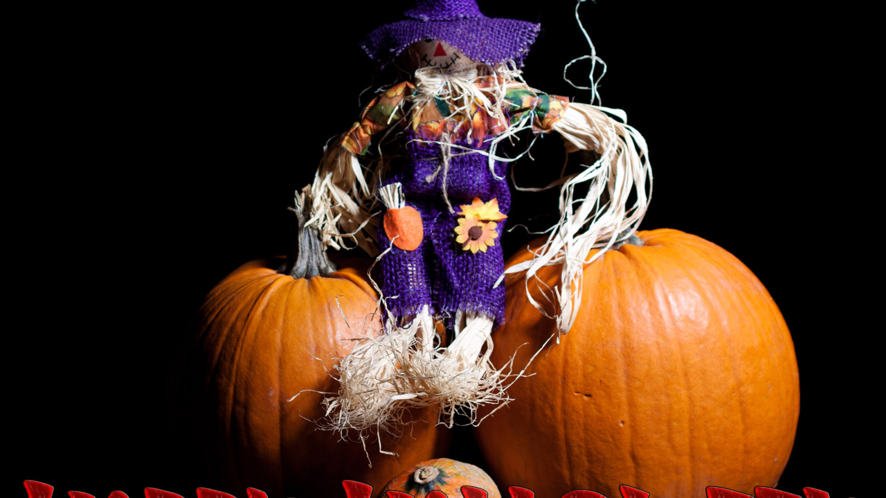 Игрушка и тыква на праздник Хэллоуин