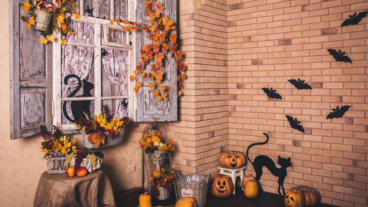 Комната украшена декором на праздник Хэллоуин