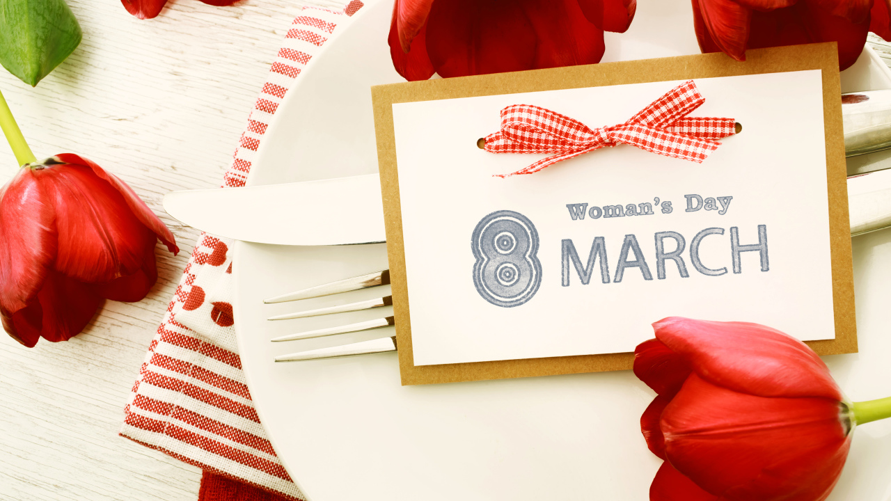 Открытка с красными тюльпанами на тарелке на 8 марта