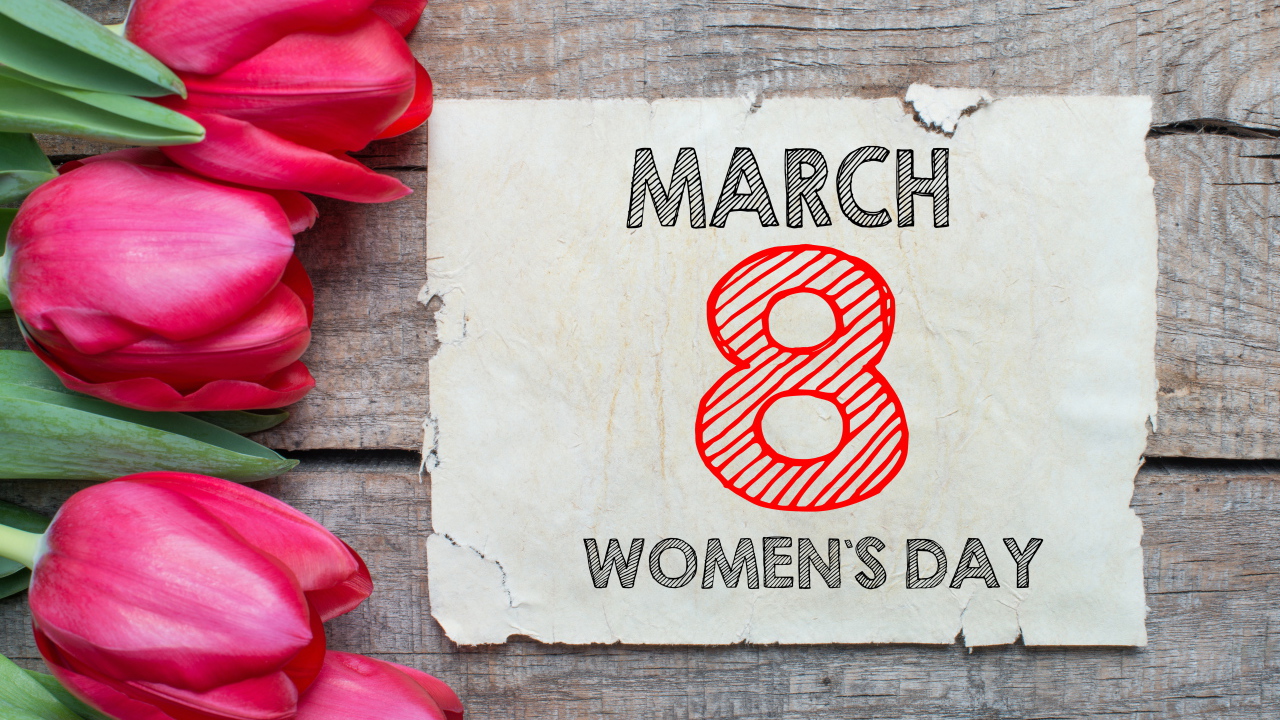 Розовые тюльпаны с открыткой на 8 марта