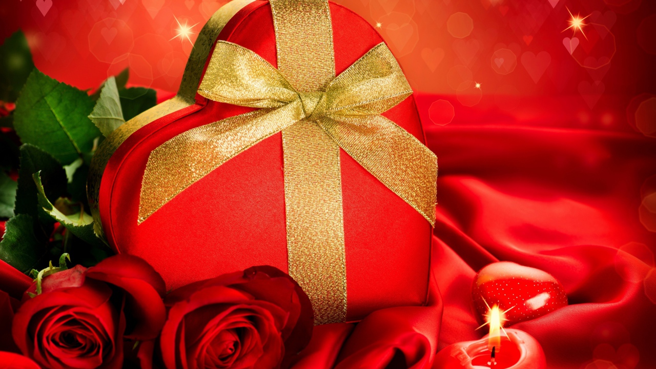 Большая коробка в форме сердца и букет роз для любимой