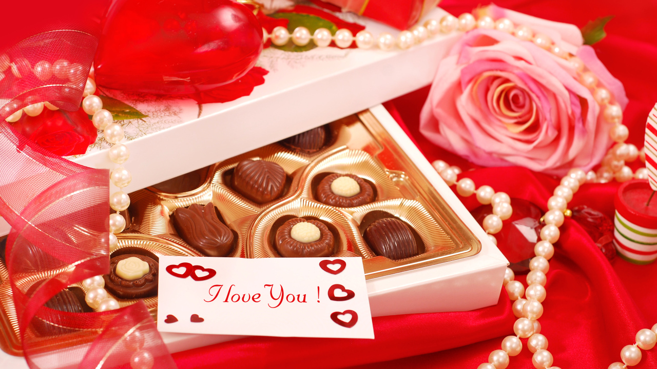 Жемчужные бусы, конфеты и роза для любимой на 14 февраля